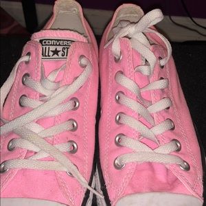 Pink low top converse!